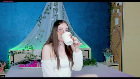 Snapshot of nymphalean chatting on February 6, 2025, 6:24 pm Kat online show from February 6, 2025, 6:24 pm