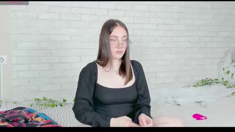 Snapshot of nymphalean chatting on November 4, 2025, 7:02 pm Kat online show from November 4, 2025, 7:02 pm