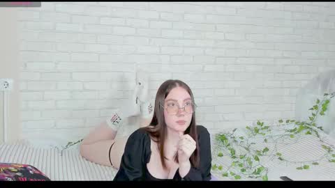 Snapshot of nymphalean chatting on November 5, 2025, 4:18 pm Kat online show from November 5, 2025, 4:18 pm