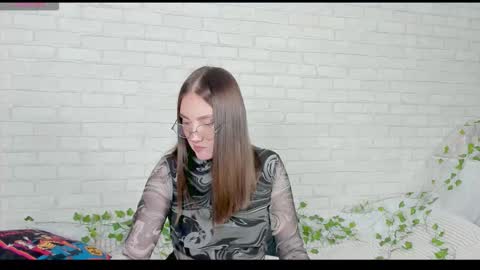 Snapshot of nymphalean chatting on November 6, 2025, 11:33 am Kat online show from November 6, 2025, 11:33 am