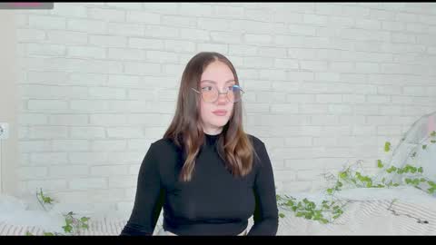 Snapshot of nymphalean chatting on November 9, 2025, 5:11 pm Kat online show from November 9, 2025, 5:11 pm