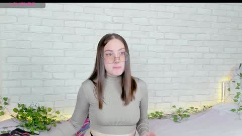 Snapshot of nymphalean chatting on December 3, 2025, 2:48 pm Kat online show from December 3, 2025, 2:48 pm