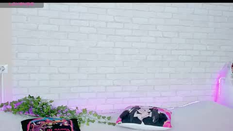 Snapshot of nymphalean chatting on December 5, 2025, 9:18 am Kat online show from December 5, 2025, 9:18 am