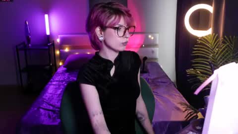 Snapshot of obedientt_ chatting on July 21, 2026, 7:43 am Moonlight online show from July 21, 2026, 7:43 am