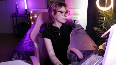 Snapshot of obedientt_ chatting on August 1, 2026, 8:24 am Moonlight online show from August 1, 2026, 8:24 am