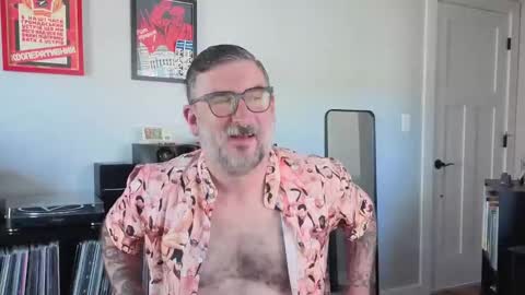 Snapshot of office_dad chatting on September 18, 2025, 6:43 pm Office Dad online show from September 18, 2025, 6:43 pm