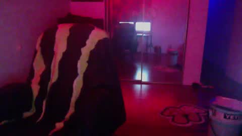 Snapshot of officialmoneyxxx chatting on December 17, 2024, 11:17 am Money online show from December 17, 2024, 11:17 am