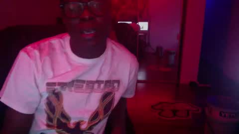 Snapshot of officialmoneyxxx chatting on December 19, 2024, 3:51 am Money online show from December 19, 2024, 3:51 am