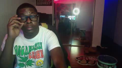 Snapshot of officialmoneyxxx chatting on December 21, 2024, 1:04 am Money online show from December 21, 2024, 1:04 am