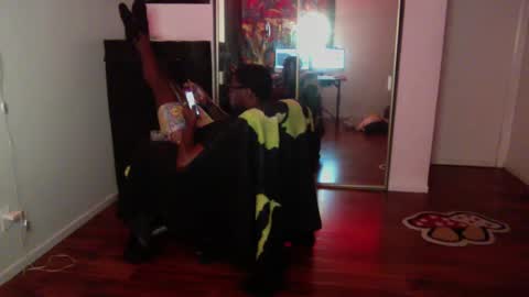 Snapshot of officialmoneyxxx chatting on October 8, 2025, 8:34 am Money online show from October 8, 2025, 8:34 am