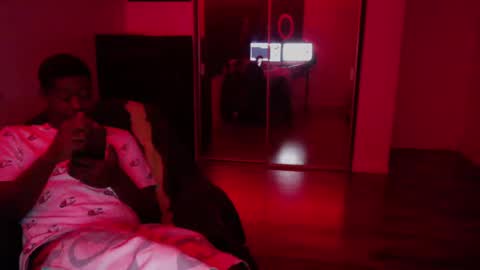 Snapshot of officialmoneyxxx chatting on October 16, 2025, 9:32 am Money online show from October 16, 2025, 9:32 am