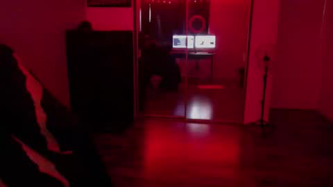 Snapshot of officialmoneyxxx chatting on October 24, 2025, 5:53 pm Money online show from October 24, 2025, 5:53 pm