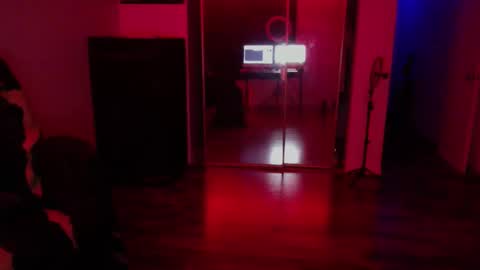 Snapshot of officialmoneyxxx chatting on November 7, 2025, 9:31 am Money online show from November 7, 2025, 9:31 am