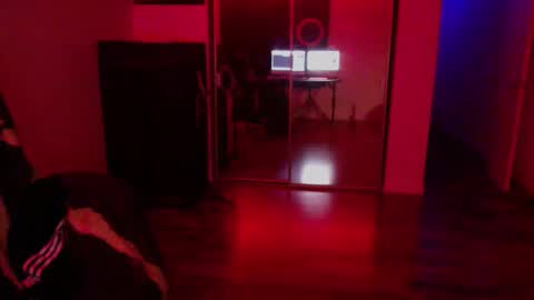 Snapshot of officialmoneyxxx chatting on November 18, 2025, 9:03 am Money online show from November 18, 2025, 9:03 am