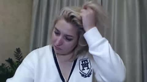 Snapshot of ohsweetiren chatting on December 15, 2024, 12:06 pm Iren online show from December 15, 2024, 12:06 pm