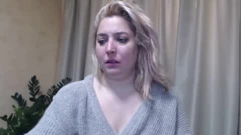 Snapshot of ohsweetiren chatting on February 13, 2025, 7:03 am Iren online show from February 13, 2025, 7:03 am