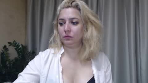 Snapshot of ohsweetiren chatting on September 25, 2025, 5:00 am Iren online show from September 25, 2025, 5:00 am