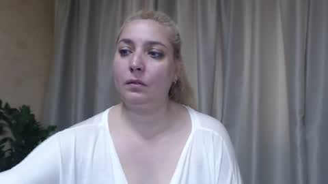 Snapshot of ohsweetiren chatting on June 10, 2026, 6:12 am Iren online show from June 10, 2026, 6:12 am