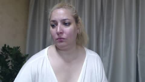 Snapshot of ohsweetiren chatting on June 12, 2026, 7:51 am Iren online show from June 12, 2026, 7:51 am