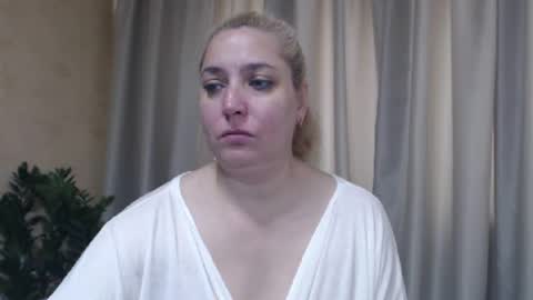 Snapshot of ohsweetiren chatting on June 16, 2026, 5:43 am Iren online show from June 16, 2026, 5:43 am