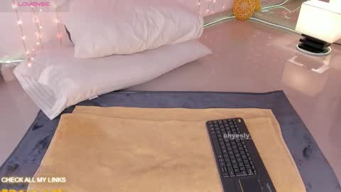 ohyesly_ online show from January 6, 2026, 10:08 am