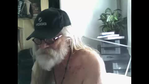 oleredtre online show from April 5, 2026, 7:33 pm