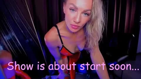 oliva_candy online show from December 15, 2025, 7:29 pm