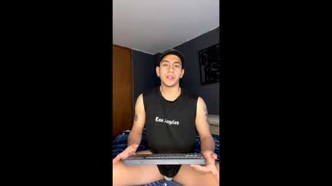 Snapshot of oliver_plata_ chatting on December 15, 2025, 9:52 pm Oliver online show from December 15, 2025, 9:52 pm