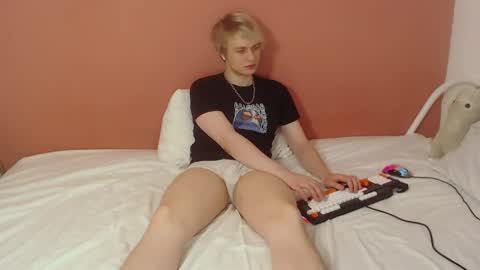Snapshot of oliver_sweet_ chatting on May 24, 2026, 1:43 am Oliver online show from May 24, 2026, 1:43 am