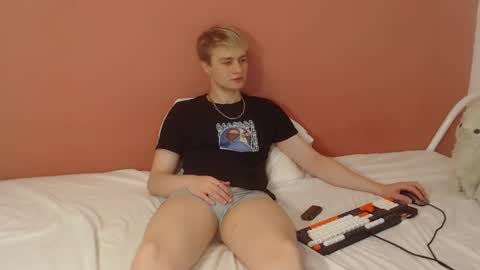 Snapshot of oliver_sweet_ chatting on June 5, 2026, 1:45 am Oliver online show from June 5, 2026, 1:45 am