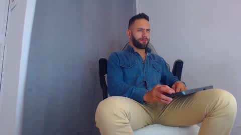 oliver online show from January 30, 2025, 1:44 am