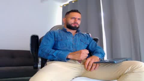 oliver online show from October 22, 2025, 12:38 pm