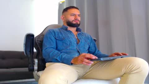 oliver online show from November 17, 2025, 3:51 pm