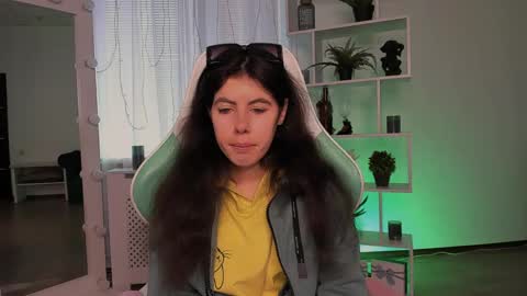 olivia__low online show from May 1, 2026, 5:56 am