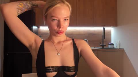 Snapshot of olivia_bells chatting on March 12, 2025, 9:35 pm Olivia 3 online show from March 12, 2025, 9:35 pm