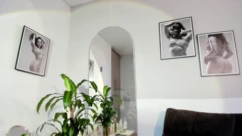 Snapshot of olivia_collisn chatting on May 7, 2026, 11:04 am Olivia Collins online show from May 7, 2026, 11:04 am