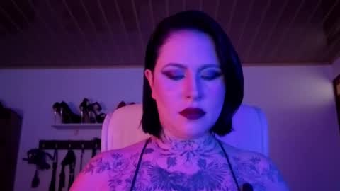   online show from October 23, 2025, 2:05 pm