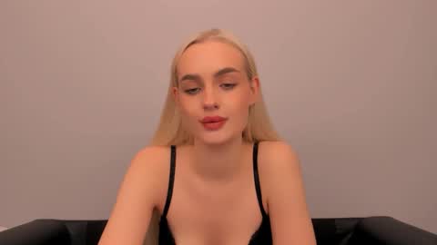 oliviaBeauty online show from December 1, 2025, 7:30 pm