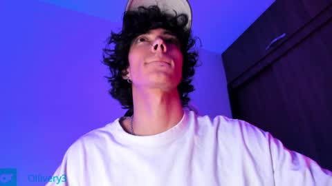 Snapshot of olliver___y chatting on January 25, 2025, 5:40 am online show from January 25, 2025, 5:40 am