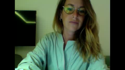 olyra11 online show from October 26, 2025, 9:42 pm