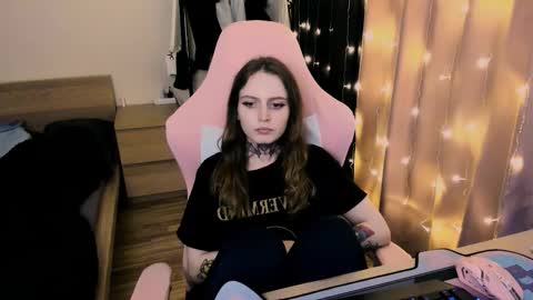 on_yxxx online show from September 15, 2025, 7:58 pm