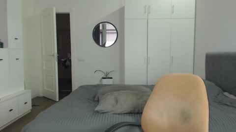 onebestlover online show from February 7, 2025, 11:34 am