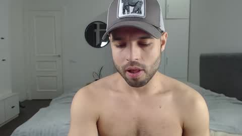 onebestlover online show from March 5, 2025, 7:06 pm