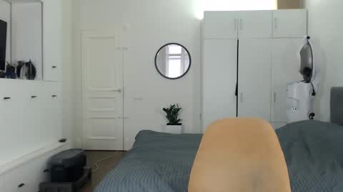 onebestlover online show from February 16, 2026, 8:32 am