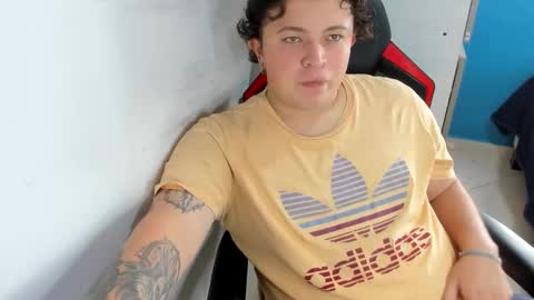 Snapshot of onewhiteboichub chatting on December 5, 2025, 5:53 pm Andres INDEPENDENT MODEL online show from December 5, 2025, 5:53 pm