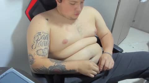 Snapshot of onewhiteboichub chatting on December 13, 2025, 11:43 pm Andres INDEPENDENT MODEL online show from December 13, 2025, 11:43 pm