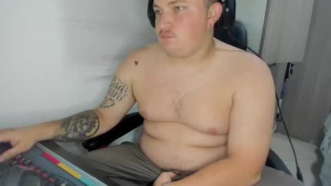 Snapshot of onewhiteboichub chatting on March 6, 2026, 2:46 pm Andres INDEPENDENT MODEL online show from March 6, 2026, 2:46 pm