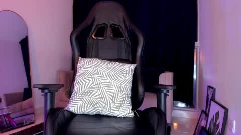 Snapshot of only_pammela chatting on December 14, 2025, 11:42 pm misssaray official online show from December 14, 2025, 11:42 pm