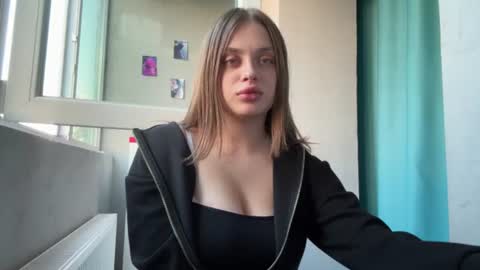 Mia online show from July 12, 2026, 5:04 pm