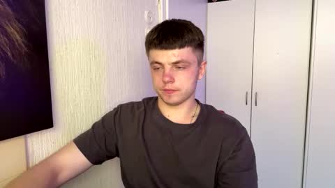 Snapshot of onyiix_ chatting on December 16, 2025, 12:54 pm Mike online show from December 16, 2025, 12:54 pm